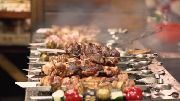 Heerlijk Eten Gegrilde Vleesworst Olie Bereid Thuis Voor Keuken — Stockvideo