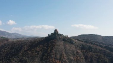 Georgia 'daki dağlarda bulunan Tiflis Span' daki Kutsal Üçlü Katedrali. Kazbegi şehri. Dağlara uç. Gergeti Trinity Katedrali. Mavi Gökyüzü. Mtskheta şehri. Svetitskhoveli Katedrali. Georgia.