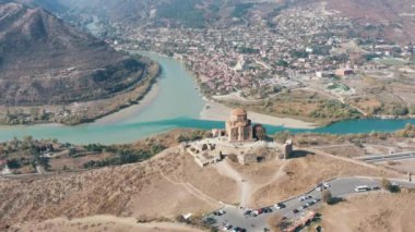 Georgia 'daki dağlarda bulunan Tiflis Span' daki Kutsal Üçlü Katedrali. Kazbegi şehri. Dağlara uç. Gergeti Trinity Katedrali. Mavi Gökyüzü. Mtskheta şehri. Svetitskhoveli Katedrali. Georgia.