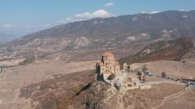 Georgia 'daki dağlarda bulunan Tiflis Span' daki Kutsal Üçlü Katedrali. Kazbegi şehri. Dağlara uç. Gergeti Trinity Katedrali. Mavi Gökyüzü. Mtskheta şehri. Svetitskhoveli Katedrali. Georgia.