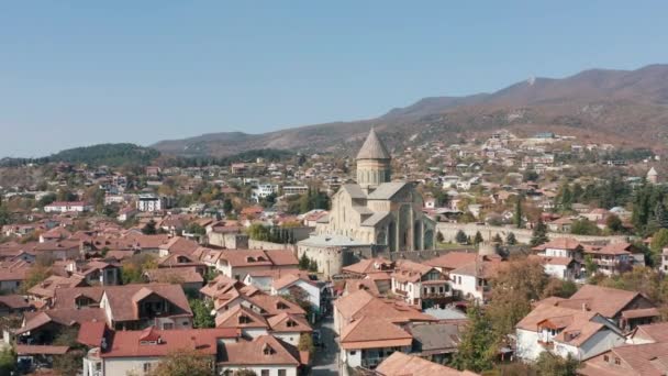 Dreifaltigkeitskathedrale Tiflis Span Den Bergen Georgiens Die Stadt Kazbegi Fliegen — Stockvideo