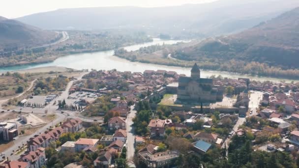 Katedral Tritunggal Kudus Tbilis Span Pegunungan Georgia Kota Kazbegi Terbang — Stok Video