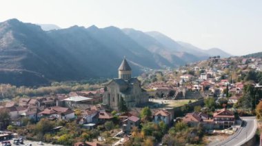 Georgia 'daki dağlarda bulunan Tiflis Span' daki Kutsal Üçlü Katedrali. Kazbegi şehri. Dağlara uç. Gergeti Trinity Katedrali. Mavi Gökyüzü. Mtskheta şehri. Svetitskhoveli Katedrali. Georgia.