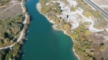 Georgia 'daki dağlarda bulunan Tiflis Span' daki Kutsal Üçlü Katedrali. Kazbegi şehri. Dağlara uç. Gergeti Trinity Katedrali. Mavi Gökyüzü. Mtskheta şehri. Svetitskhoveli Katedrali. Georgia.