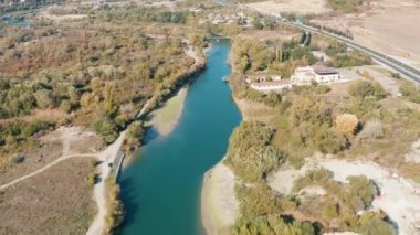 Georgia 'daki dağlarda bulunan Tiflis Span' daki Kutsal Üçlü Katedrali. Kazbegi şehri. Dağlara uç. Gergeti Trinity Katedrali. Mavi Gökyüzü. Mtskheta şehri. Svetitskhoveli Katedrali. Georgia.
