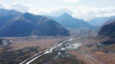 Georgia 'daki dağlarda bulunan Tiflis Span' daki Kutsal Üçlü Katedrali. Kazbegi şehri. Dağlara uç. Gergeti Trinity Katedrali. Mavi Gökyüzü. Mtskheta şehri. Svetitskhoveli Katedrali. Georgia.