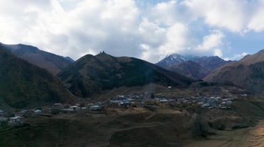Georgia 'daki dağlarda bulunan Tiflis Span' daki Kutsal Üçlü Katedrali. Kazbegi şehri. Dağlara uç. Gergeti Trinity Katedrali. Mavi Gökyüzü. Mtskheta şehri. Svetitskhoveli Katedrali. Georgia.