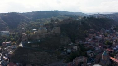 Georgia 'daki dağlarda bulunan Tiflis Span' daki Kutsal Üçlü Katedrali. Kazbegi şehri. Dağlara uç. Gergeti Trinity Katedrali. Mavi Gökyüzü. Mtskheta şehri. Svetitskhoveli Katedrali. Georgia.