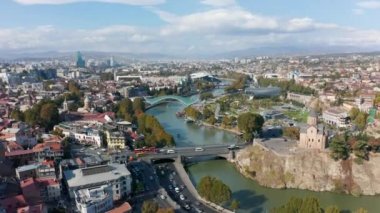 Georgia 'daki dağlarda bulunan Tiflis Span' daki Kutsal Üçlü Katedrali. Kazbegi şehri. Dağlara uç. Gergeti Trinity Katedrali. Mavi Gökyüzü. Mtskheta şehri. Svetitskhoveli Katedrali. Georgia.