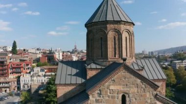 Georgia 'daki dağlarda bulunan Tiflis Span' daki Kutsal Üçlü Katedrali. Kazbegi şehri. Dağlara uç. Gergeti Trinity Katedrali. Mavi Gökyüzü. Mtskheta şehri. Svetitskhoveli Katedrali. Georgia.