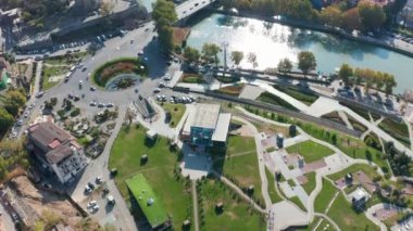 Georgia 'daki dağlarda bulunan Tiflis Span' daki Kutsal Üçlü Katedrali. Kazbegi şehri. Dağlara uç. Gergeti Trinity Katedrali. Mavi Gökyüzü. Mtskheta şehri. Svetitskhoveli Katedrali. Georgia.