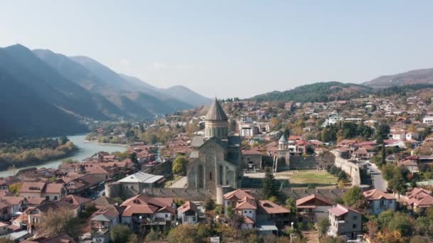 Holy Trinity Cathedral Tbilis Span Bergen Georgien Staden Kazbegi Flyg — Stockvideo