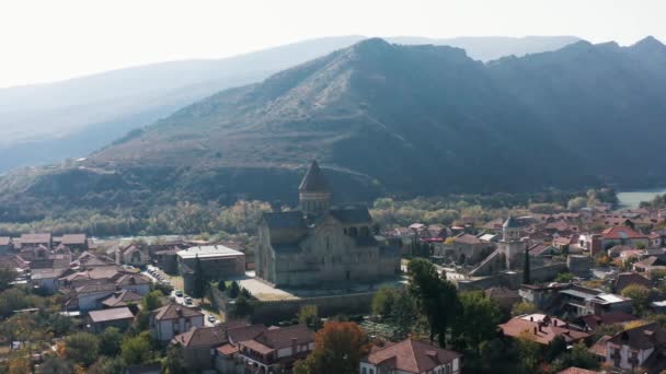 Katedra Trójcy Świętej Tbilis Span Górach Gruzji Miasto Kazbegi Leć — Wideo stockowe