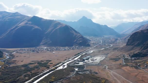 Holy Trinity Cathedral Tbilis Span Bergen Georgien Staden Kazbegi Flyg — Stockvideo