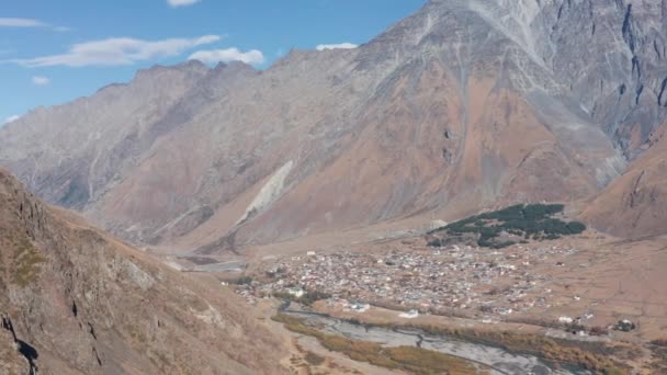 Dreifaltigkeitskathedrale Tiflis Span Den Bergen Georgiens Die Stadt Kazbegi Fliegen — Stockvideo