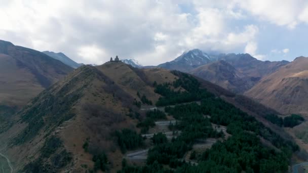 Dreifaltigkeitskathedrale Tiflis Span Den Bergen Georgiens Die Stadt Kazbegi Fliegen — Stockvideo