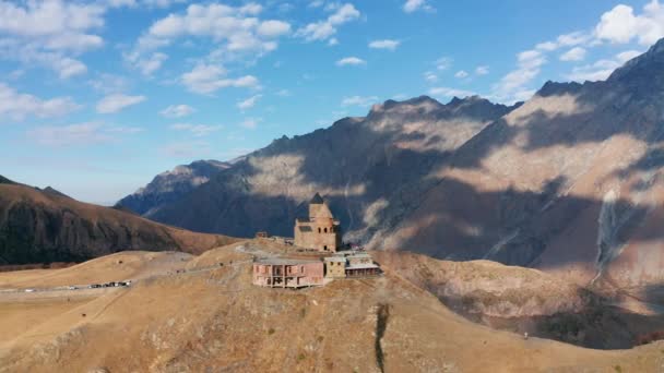 Holy Trinity Cathedral Tbilis Span Bergen Georgien Staden Kazbegi Flyg — Stockvideo