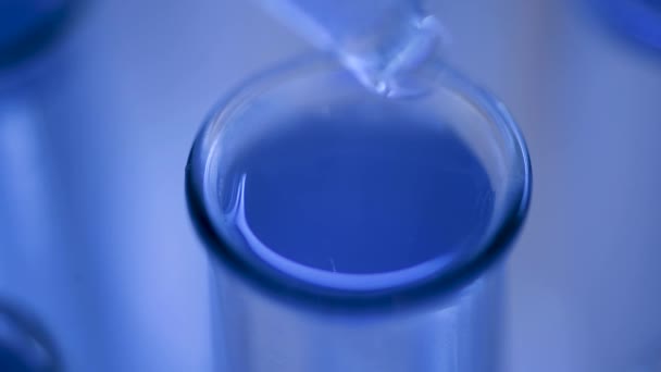 在实验室里 一位科学家带着长笛分析蓝色液体以提取试管中的Dna和分子 医生用液体工作 — 图库视频影像