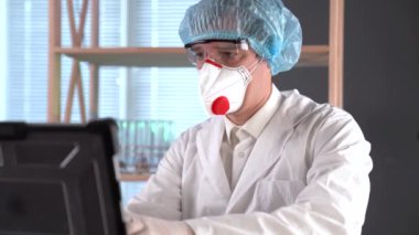 Solunum cihazındaki doktor, gözlük ve tıbbi maske kameraya bakar, bir doktorun gözüne bakar. Üzgün ve hasta doktor. Coronavirus COVID-19 teşhisi