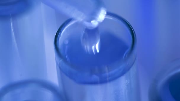 在实验室里 一位科学家带着长笛分析蓝色液体以提取试管中的Dna和分子 医生用液体工作 — 图库视频影像