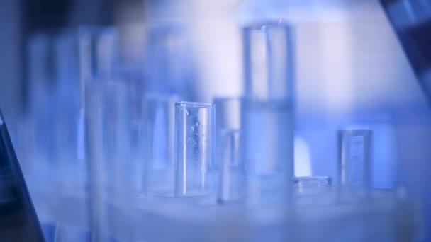 Лабораторії Вчений Трубкою Аналізує Синю Рідину Щоб Отримати Днк Молекули — стокове відео