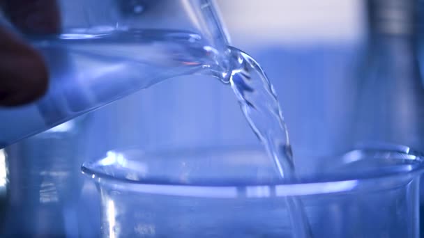 Dans Laboratoire Scientifique Muni Une Pipette Analyse Liquide Bleu Pour — Video