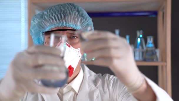 Solunum Cihazındaki Doktor Gözlük Tıbbi Maske Kameraya Bakar Bir Doktorun — Stok video