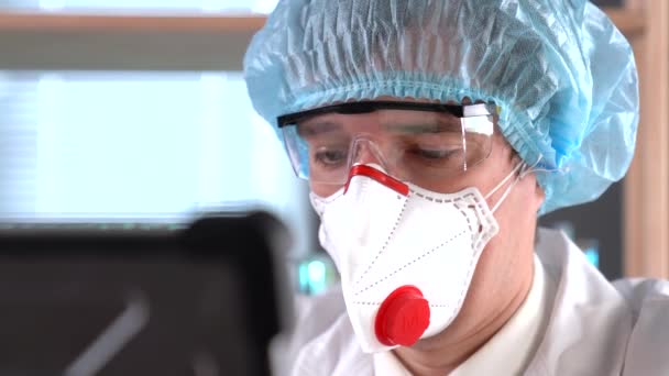 Doutor Respirador Óculos Uma Máscara Médica Olha Para Câmera Close — Vídeo de Stock