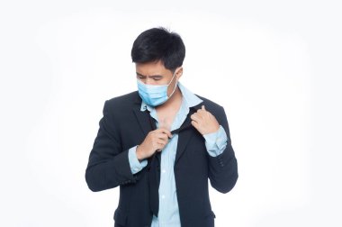 Beyaz arka planda duygusal bir iş adamı.