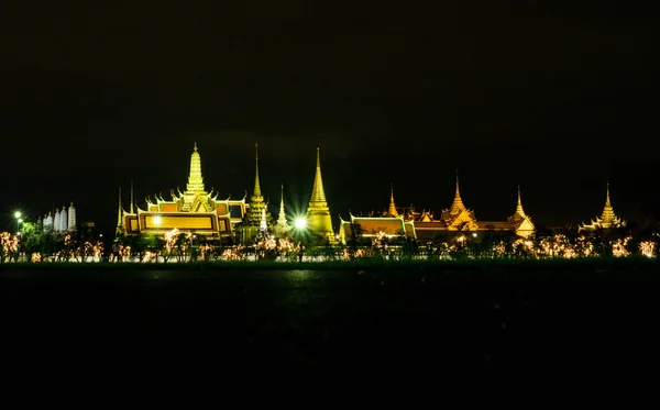 8 Ekim 2016 - Bangkok, Tayland, Thailand: Wat Phra Kaew ve Grand palace, beğenilen Sanam Luang Phra nakorn bölgesinde üzerinden. Gece saat ışık dekorasyon ile. 