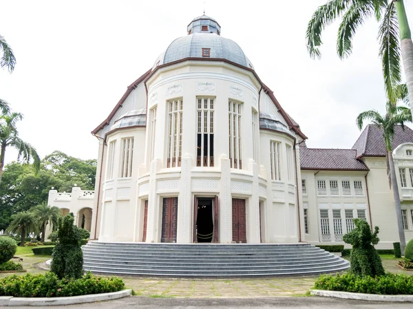 Okt 24, 2016 - Phetchaburi, Thailand: Phra Ram Ratchaniwet of verbod Puen paleis dat werd gebouwd door koning Rama 4 als regenachtige paleis. Nu gevestigd in 15e Leger cirkel in Phetchaburi, Thailand. — Stockfoto