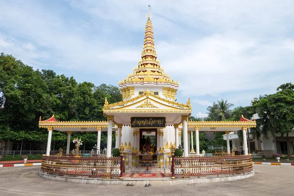 Santuario del pilastro della città, si trova nel Dipartimento di Ingegneria Militare di Ratchaburi. Il cartello diceva "Ratchaburi City Pillar Shrine ". — Foto Stock