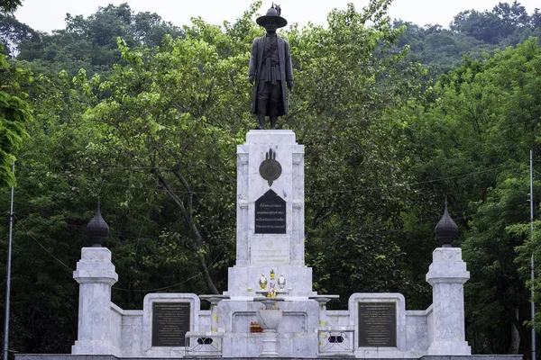 Ratchaburi, Tayland - 30 Ekim 2016: Kral Rama'nın Memorial Anıtı beyaz tabak içinde yazılmıştır. Siyah olanı o Budizm övgü, vatan, insanlar ve hükümet korumak söyledi. Heykel Chakri anıt park, Ratchaburi bulunan.