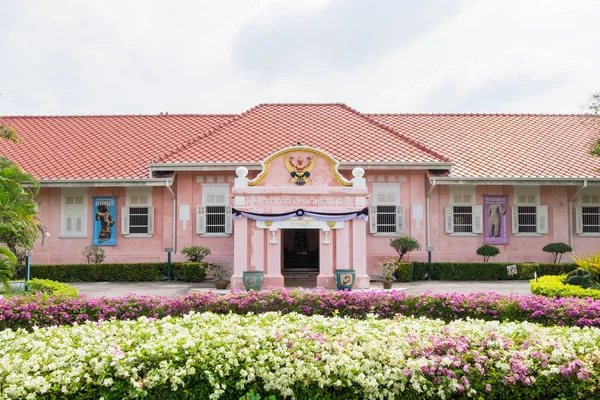 Le musée national de Ratchaburi, l'une des branches muséales nationales de Thaïlande, est situé près de la rivière. C'était l'ancien hôtel de ville. Lieu public où chacun peut apprendre l'histoire locale . Images De Stock Libres De Droits