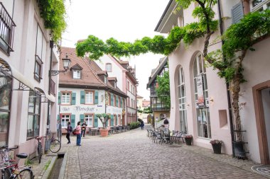 16 Haziran 2016 - Freiburg, Almanya: Freiburg güzel sokak. Orada tırmanma bitkiler büyümek Festival sonuna kadar bayraklar gibi. Turistlerin serin ve eğlenceli olmasına ne zaman ziyaret.