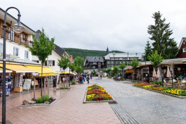17 Haziran 2016 - Titisee-Neustadt, Almanya: Titisee-Neustadt köyde gün yağmur yaz. Turistler bile yağmur düşüyor seyahat.