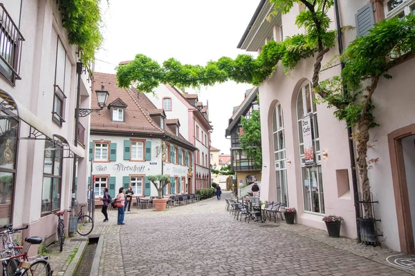 16 червня 2016 - Фрайбург, Німеччина: красиві вулиці у Фрайбурзі. Там сходження рослини ростуть, як святковий прапорів всю дорогу. Зробити туристів, прохолодний і приємний, коли відвідуєте. Стокове Фото