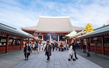 5 Aralık 2016 - Tokyo, Japonya: Inside Asakusa tapınak veya Senso-ji, turistlerle dünyanın her yerinden, boş zamanlarını burada geçirmek dolu dev kırmızı fener ile ünlü tapınağı.