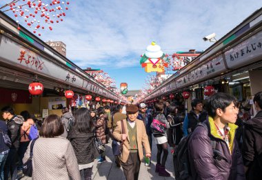 5 Aralık 2016 - Tokyo, Japonya: alışveriş bölgesine Asakusa tapınak veya Senso-ji, turistlerle dünyanın her yerinden, boş zamanlarını burada geçirmek dolu dev kırmızı fener ile ünlü tapınağı içinde.
