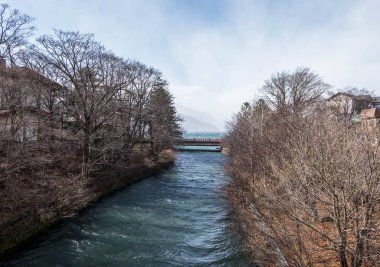 Kışın, Nikko, Japonya Nehri akış Gölü, Kegon yol açan köprüden düşüyor.
