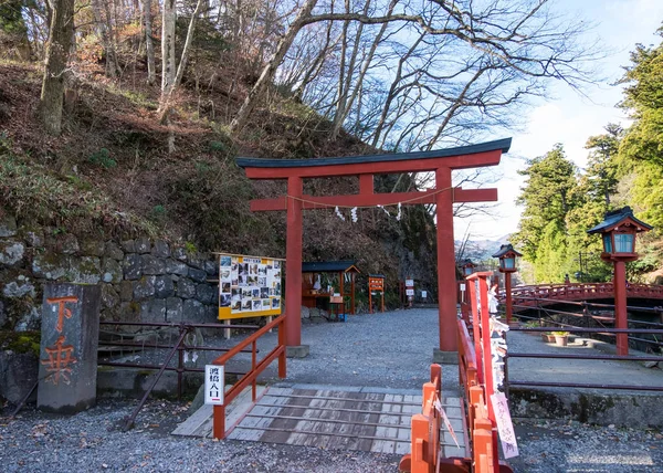 Dec 6, 2016 - Nikko, Japan: Beroemde Shinkyo rode toegangspoort en brug in Nikko, Werelderfgoed van Japan. — Stockfoto