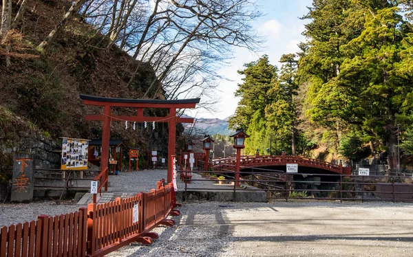 6 dec 2016 - Nikkō, Japan: Berömda Shinkyo röda ingångsporten och bron i Nikko, världsarv av Japan. — Stockfoto