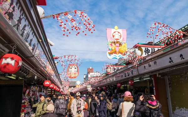 5 грудня 2016 - Токіо, Японія: торгового району міста всередині храму Асакуса або Senso-ji, знаменитий храм з гігантський Червоний ліхтар, заповнені туристами по всьому світу витрачати свій вільний час тут. Стокове Зображення