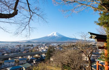 Chureito tapınak kapısı Aralık ayında Fuji Dağı'nın görünümünü. 