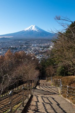 Merdiven Chureito Tapınağı. Arka plan olarak Fuji Dağı ve Kawaguchi şehir olduğunu.