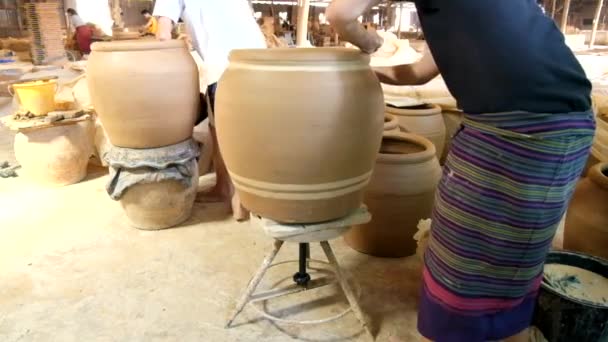 18 dec 2017 - Ratchaburi, Thailand: kvinnlig arbetstagare drar linjer genom freehands på clayed burk, en av berömda drake burk av Ratchaburi keramik industrins. — Stockvideo