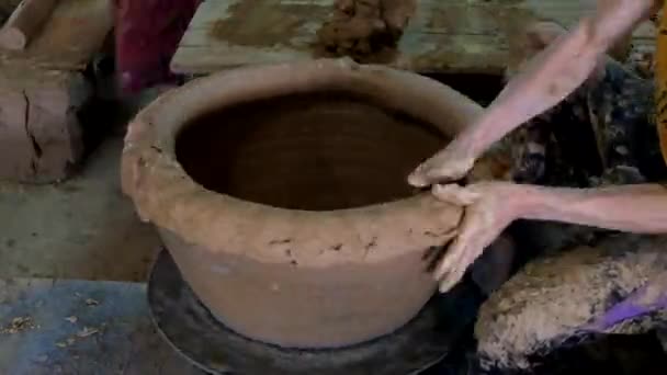 2017 年 12 月 18 日 - タイ ・ ラチャブリ: タイムラプス窯業、ラチャブリの手によって大きな植木鉢の上部を形成. — ストック動画