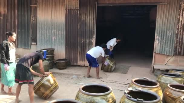 Fev 18, 2017 - Ratchaburi, Tailândia: trabalhadores rolando grandes vasos de flores Dragão fora do forno. A cerâmica é uma das indústrias locais importantes na província de Ratchaburi . — Vídeo de Stock