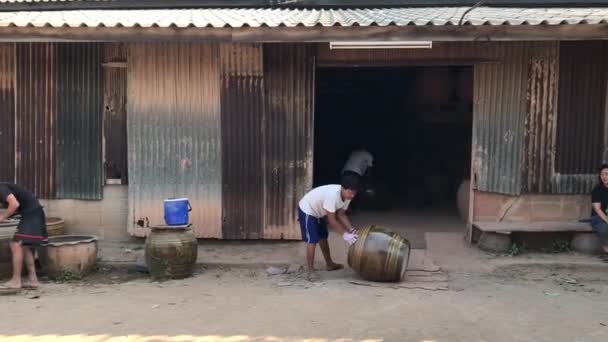 18 feb 2017-Ratchaburi, Thailand: arbetare rullande Big Dragon vatten burkar ur ugnen. Keramik är en av lokala viktiga industrin i Ratchaburi provinsen. — Stockvideo