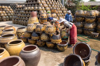 4 Şubat 2017 - Ratchaburi, Tayland: Dragon saksı yıkama kadın işçiler.